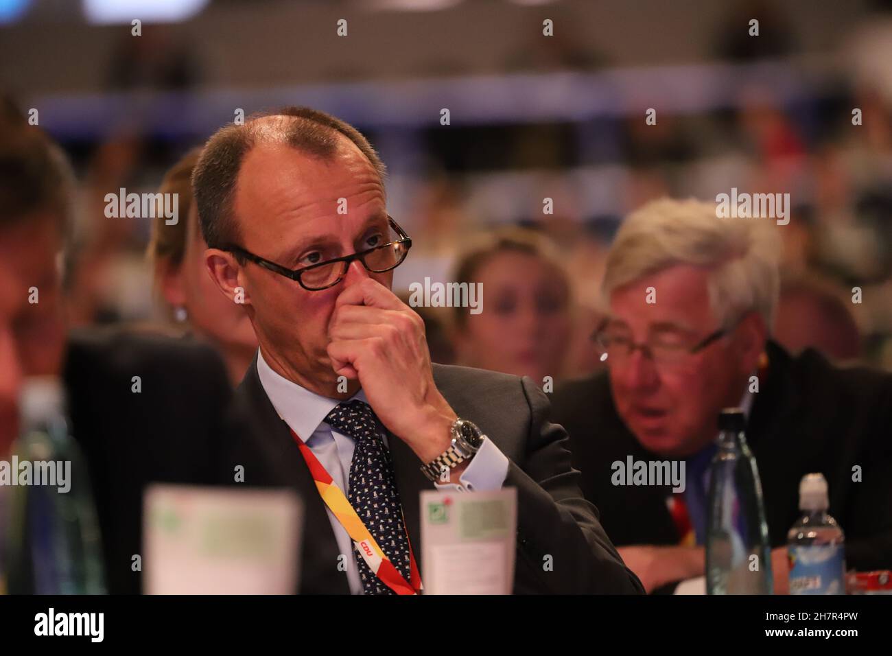 Friedrich Merz Kandidat für den CDU-Parteivorsitz auf dem Bundesparteitag  der CDU 2018 in Hamburg, mit Brille; Merz fasst sich an die Nase Stock  Photo - Alamy