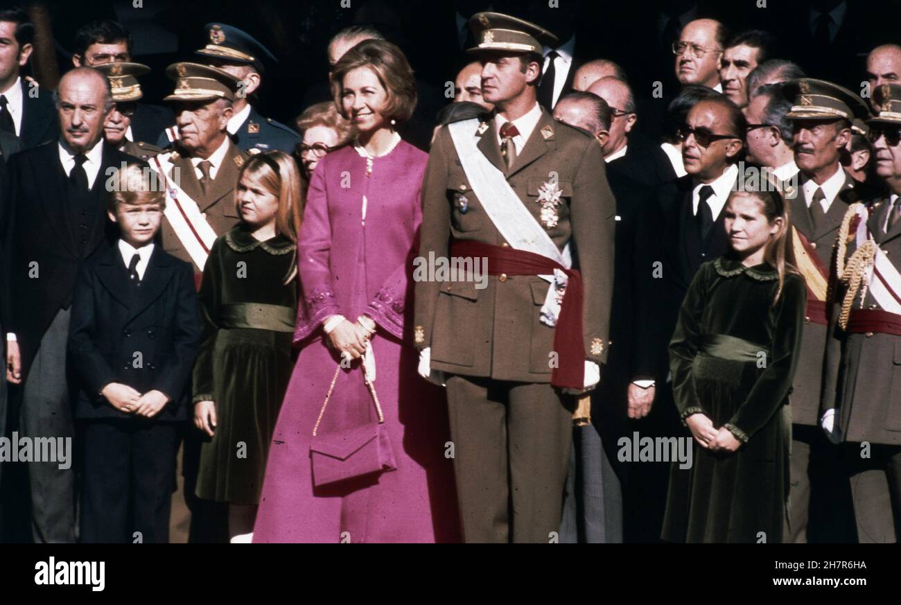 Juan Carlos, Sofía and their three children in 1975 Stock Photo