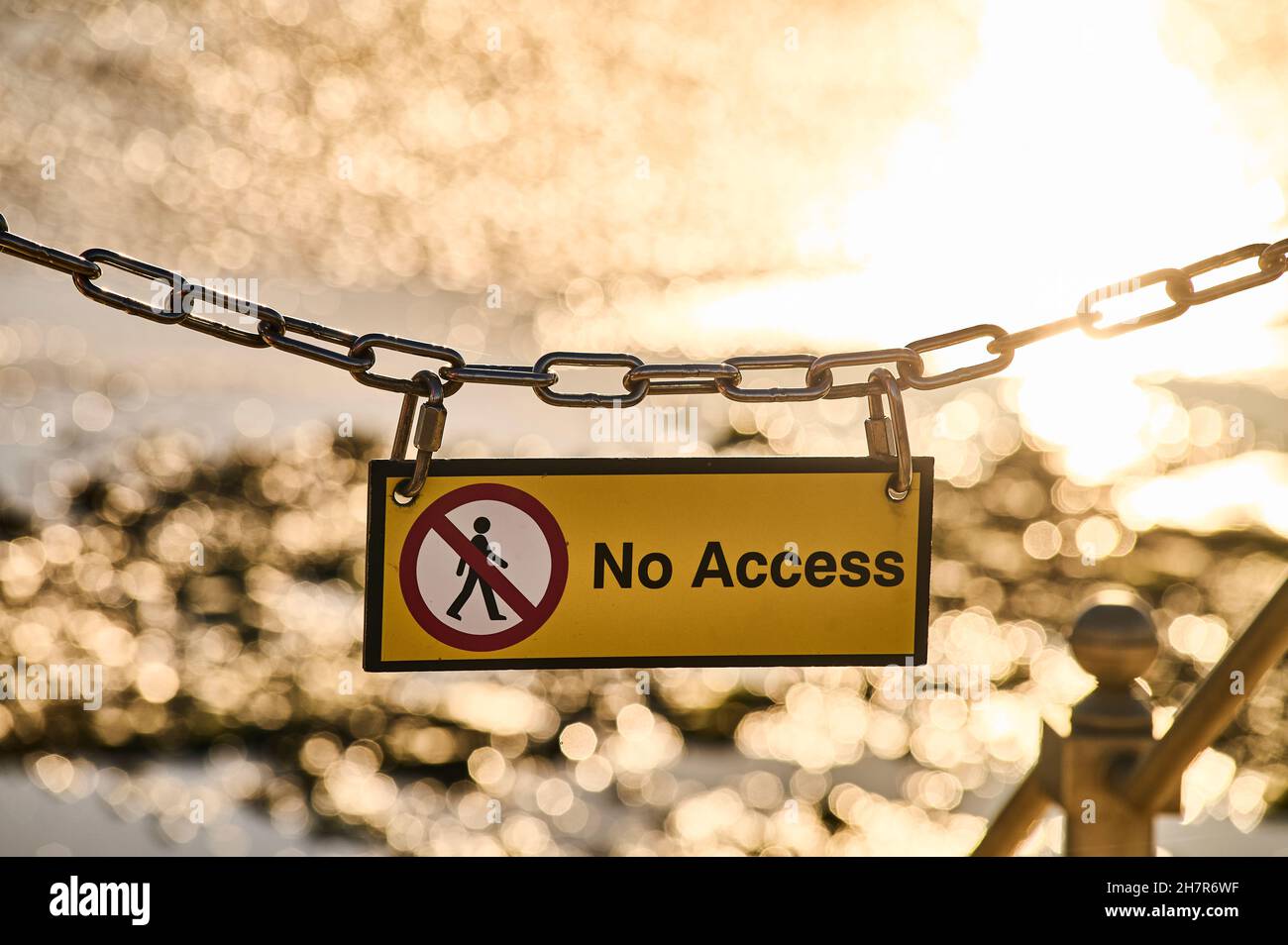 No access sign attached to chain across route leading down to beach Stock Photo