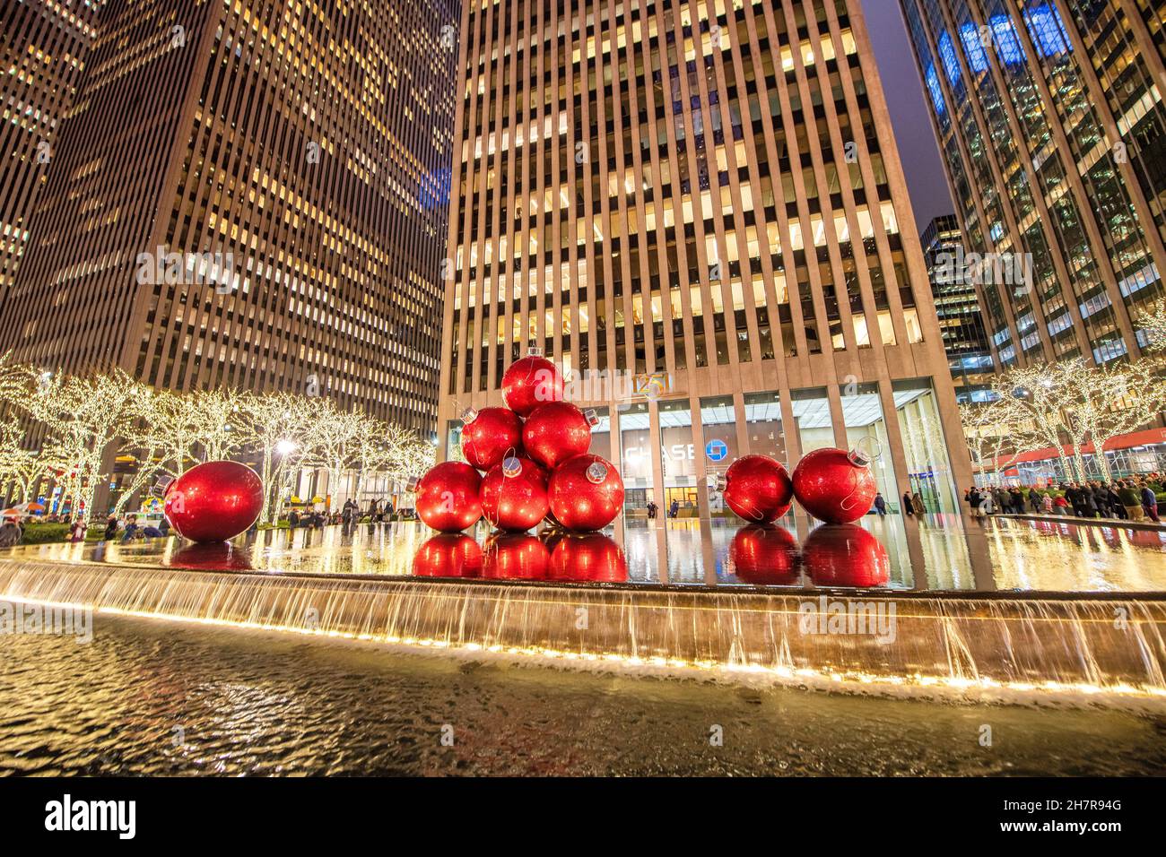 Chase Bank Holidays 2022 Christmas Chase Bank Christmas Decoration High Resolution Stock Photography And  Images - Alamy