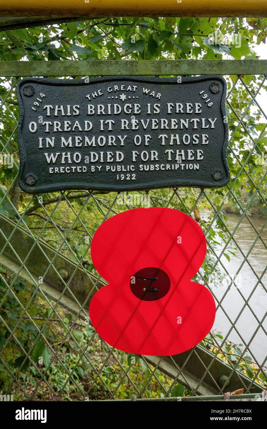 Remembrance poppy and plaque on Jackfield and Coalport Memorial Bridge over the River Severn near Ironbridge, Shropshire, England, UK, November 2021 Stock Photo