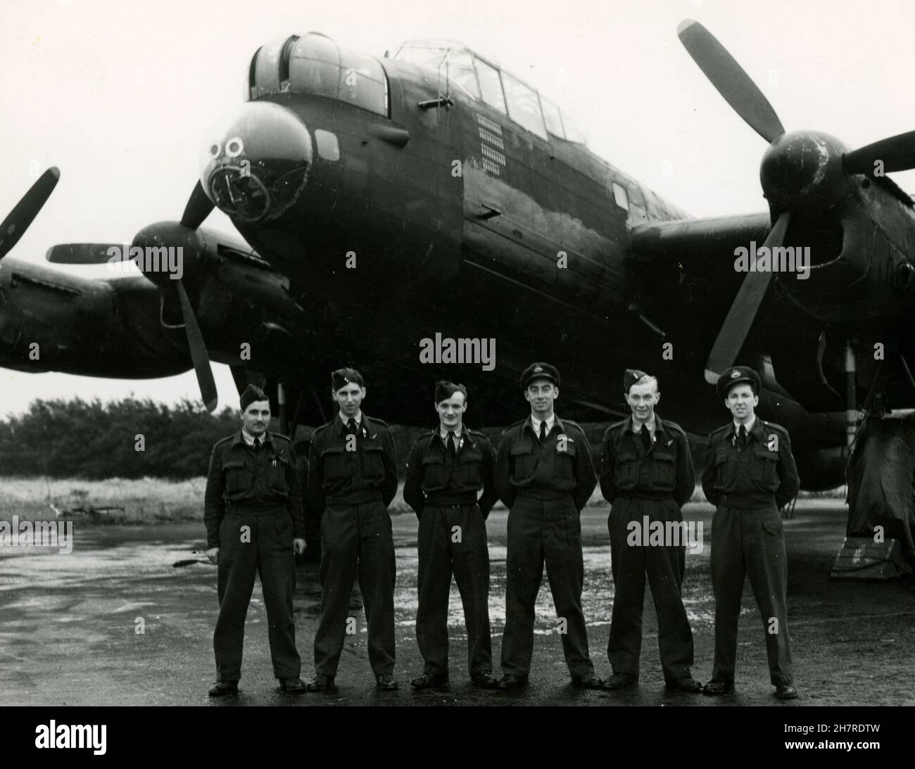 514 Squadron RAF aircrew with their Avro Lancaster bomber. Waterbeach, Cambridgeshire. March - July 1945. The crew raided Germany in March - April 1945. In May 1945 they repatriated Allied POWs, and also took part in Operation Manna food drops to The Hague, Holland. Stock Photo