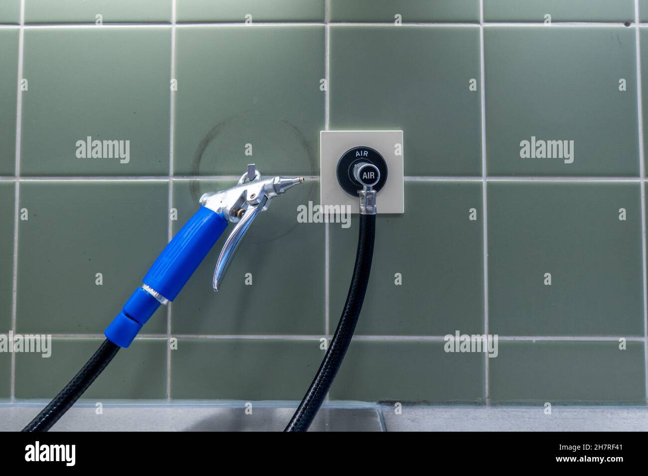 a compressed air gun is connected to a wall connection in a hospital
