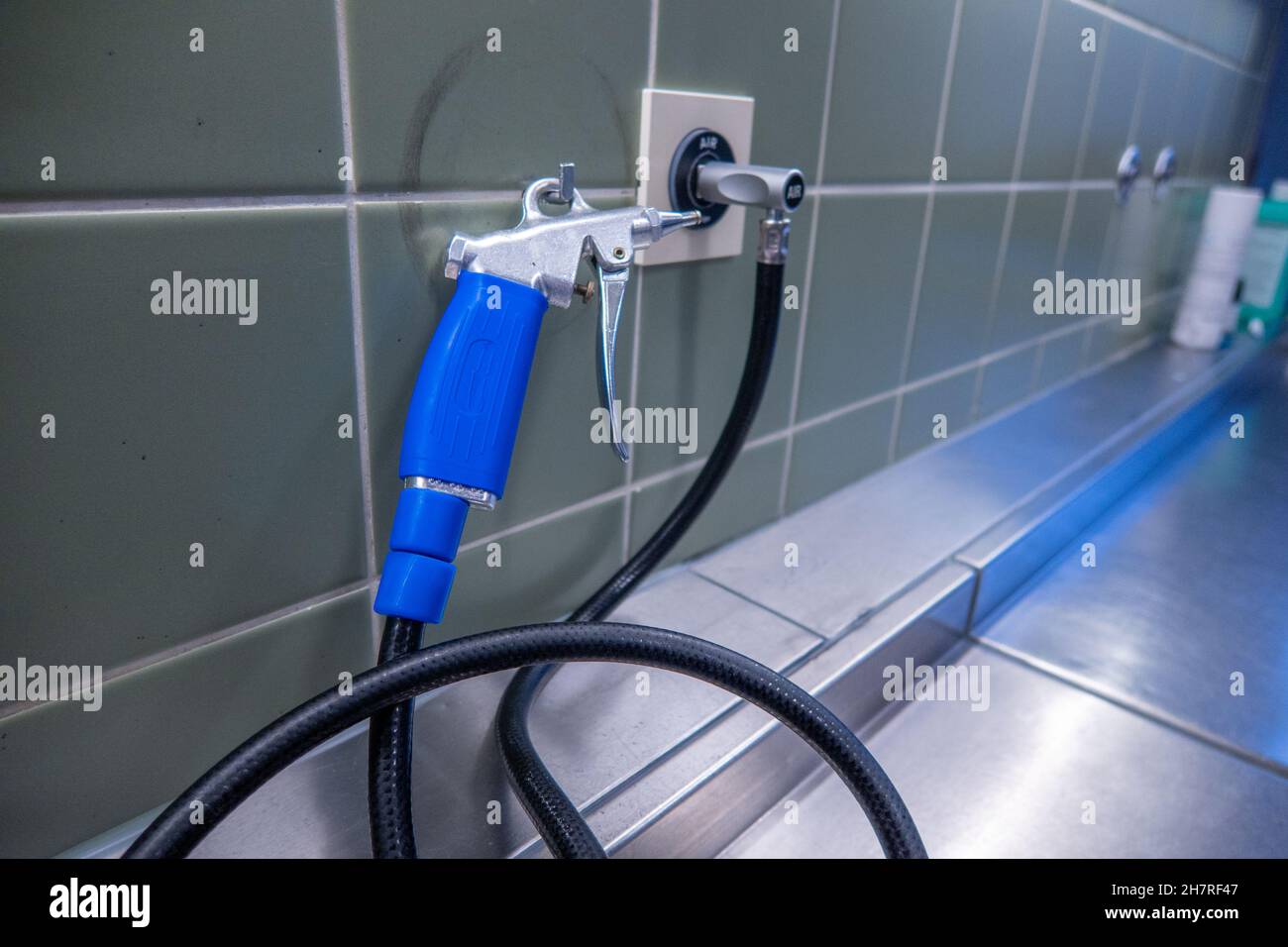 a compressed air gun is connected to a wall connection in a hospital
