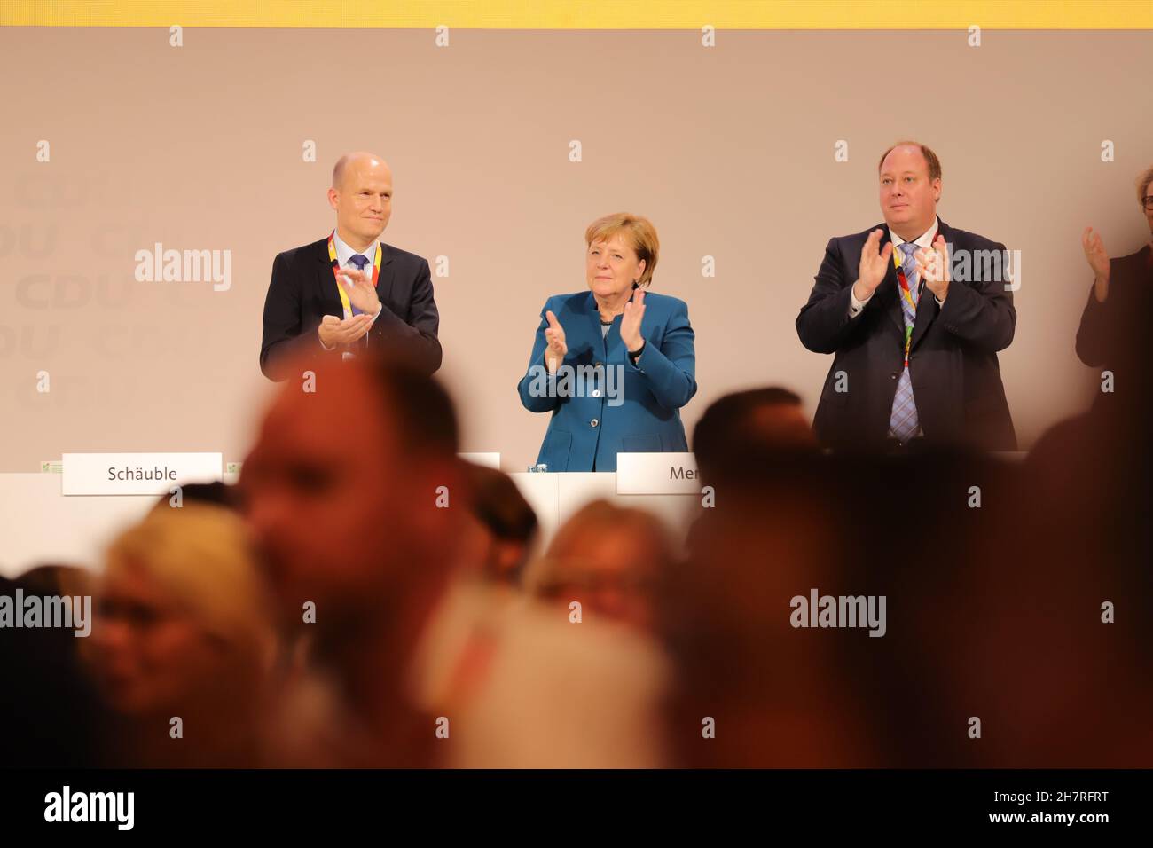 Friedrich Merz Kandidat für den CDU-Parteivorsitz auf dem Bundesparteitag der CDU 2018 in Hamburg; Angela Merkel und Helge Braun applaudieren stehend den Beiträgen der Kandidaten.Links der Vorsitzende der CDU/CSU-Fraktion im Bundestag Ralph Brinkhaus Stock Photo