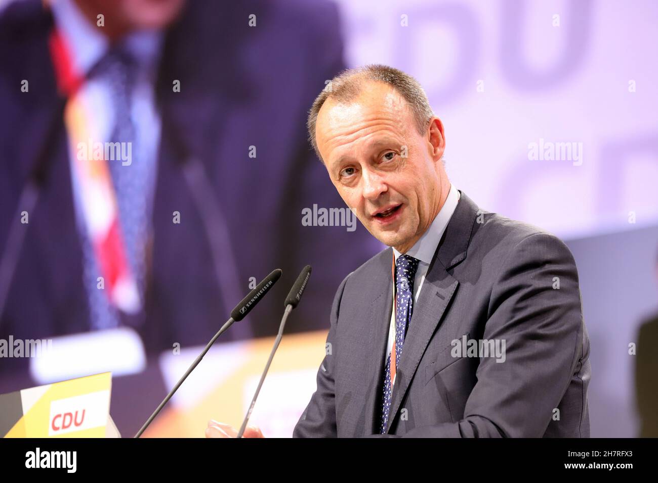 Friedrich Merz Kandidat für den CDU-Parteivorsitz auf dem Bundesparteitag der CDU 2018 in Hamburg Körpersprache beim Redebeitrag Stock Photo