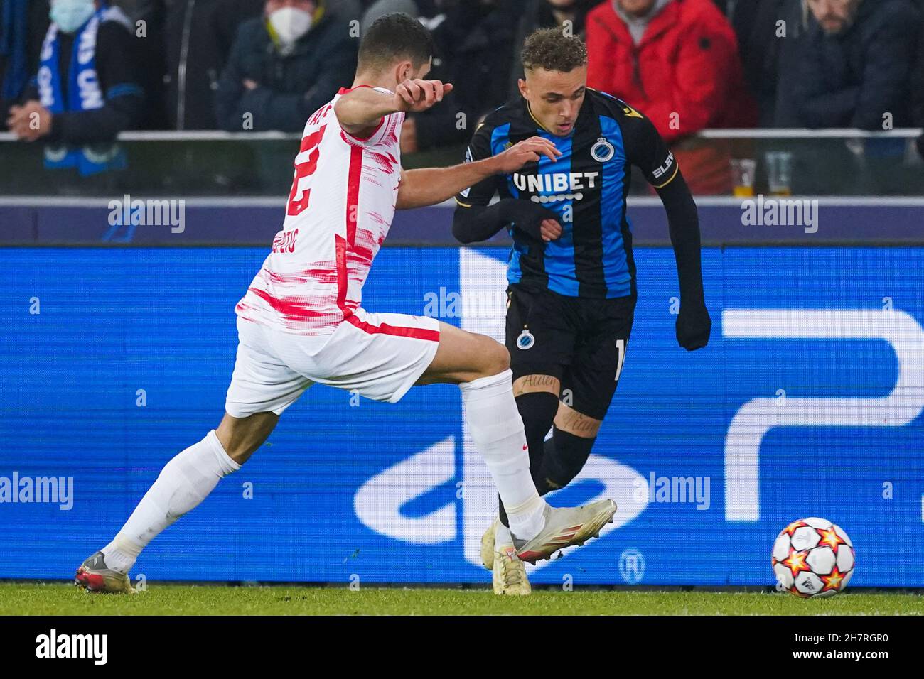 BRUGGE, BELGIUM - NOVEMBER 24: Josko Gvardiol of RB Leipzig battles for the  ball with Noa Lang of Club Brugge during the UEFA Champions League Group  Stage match between Club Brugge and