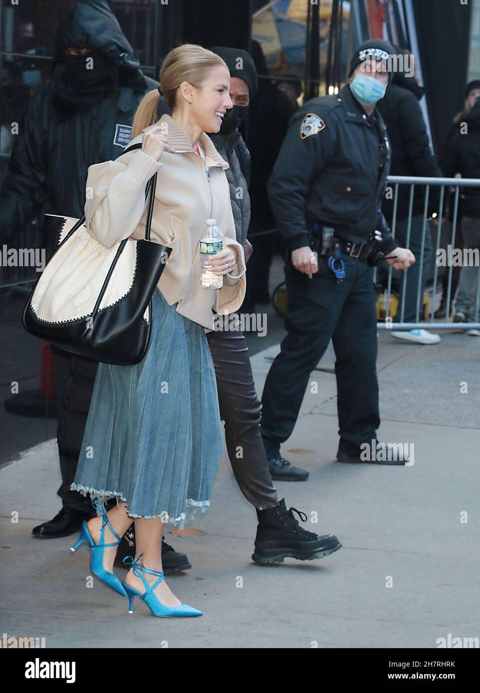 New York, NY, USA. 24th Nov, 2021. Jessica Seinfeld exits ABC studios