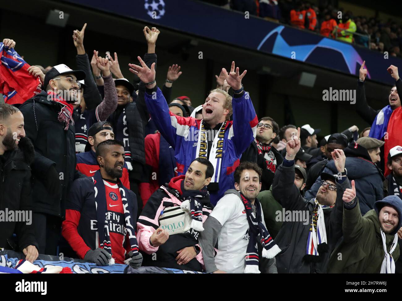 Psg supporters hi-res stock photography and images - Alamy