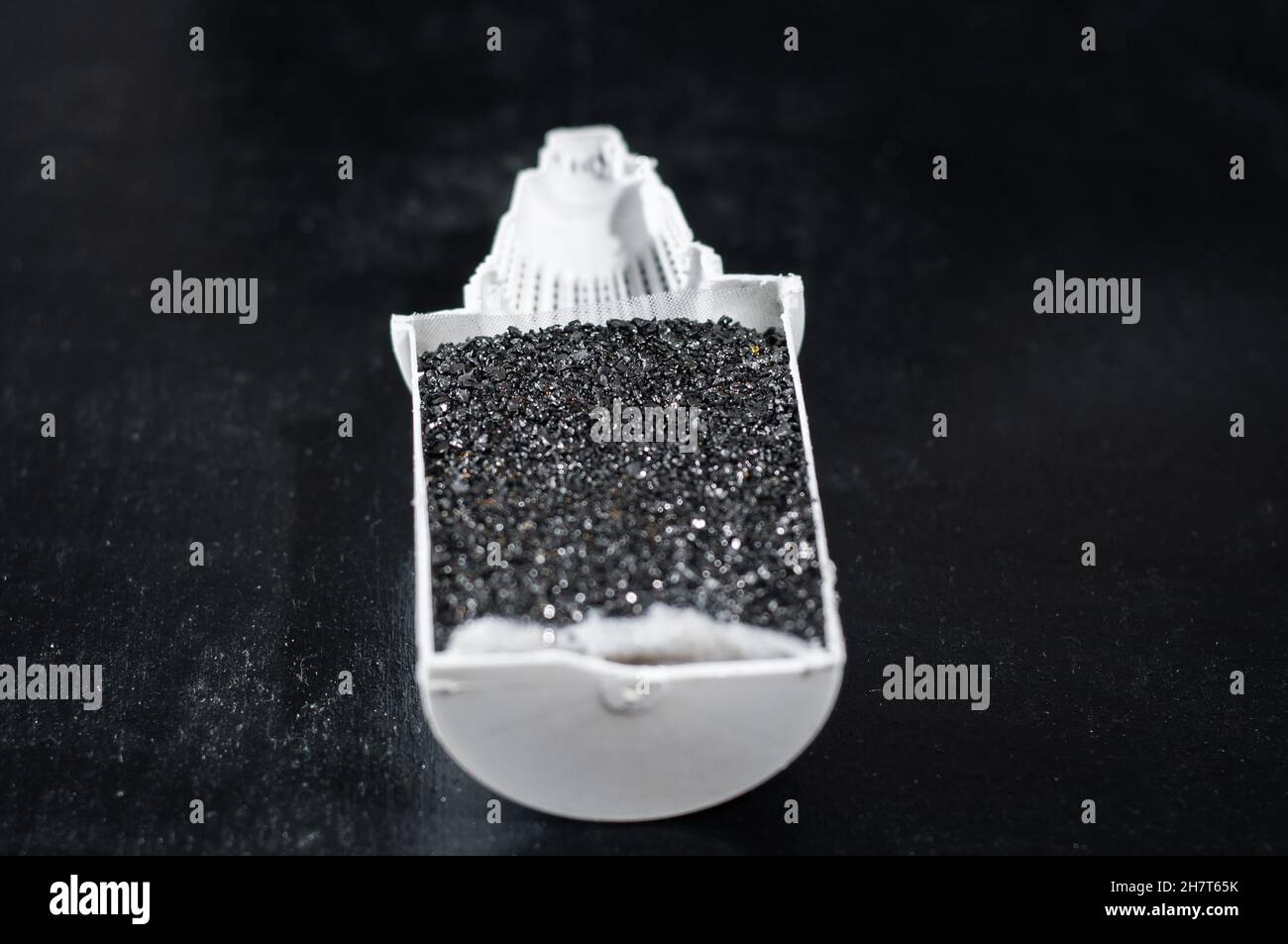 Filler made of activated carbon and ion-exchange resin for loading into ...