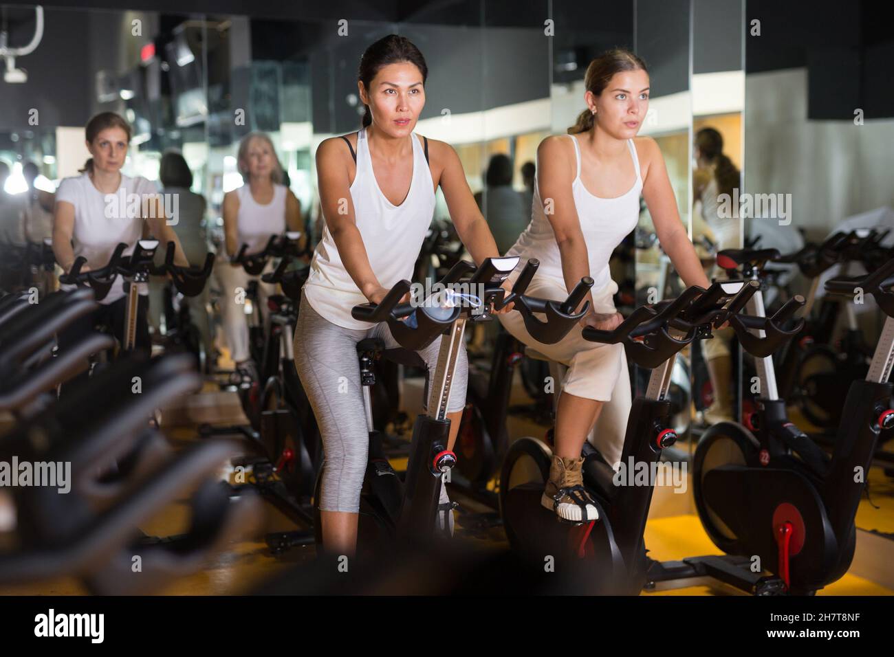 Gym japanese women hi-res stock photography and images - Alamy