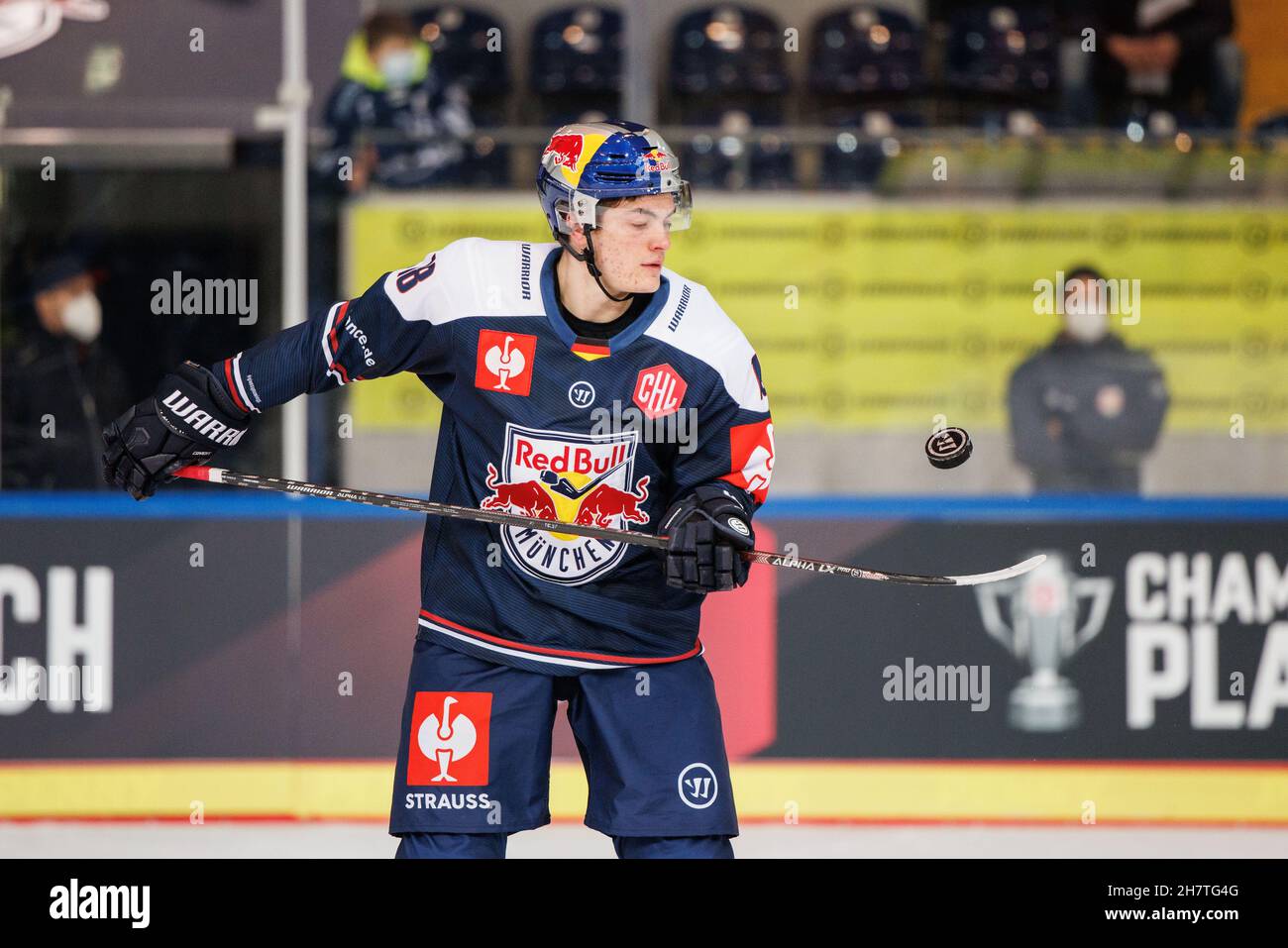 Munich, Germany. 24th Nov, 2021. Ice hockey: Champions League, EHC Red Bull  München - HC Fribourg-Gottéron Final Round, Round of 16, second legs,  Olympic Ice Sports Centre. Justin Schütz of EHC Munich