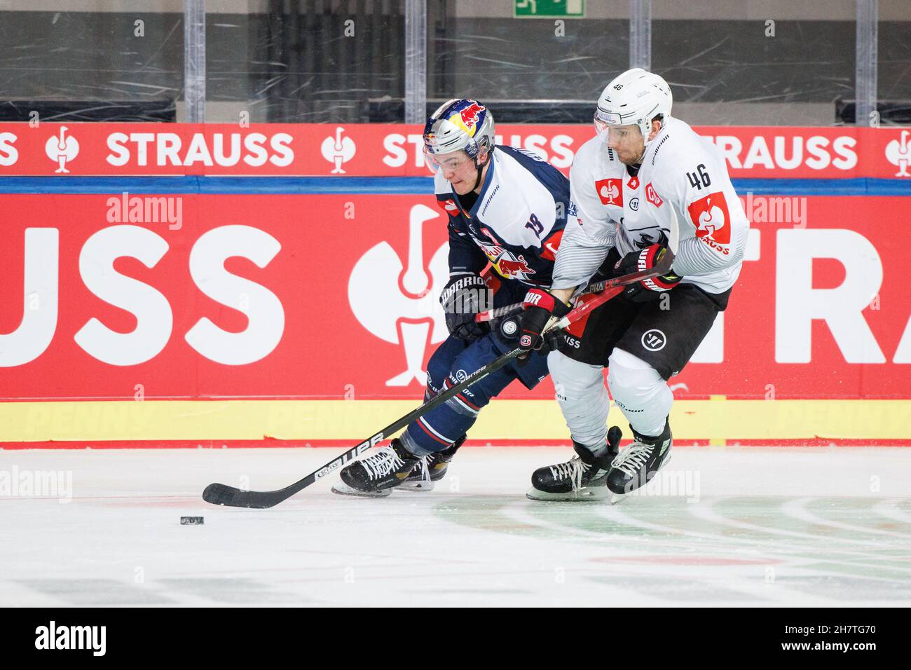 Munich, Germany. 24th Nov, 2021. Ice hockey: Champions League, EHC Red Bull  München - HC Fribourg-Gottéron Final Round, Round of 16, second legs,  Olympic Ice Sports Centre. Justin Schütz of EHC Munich (