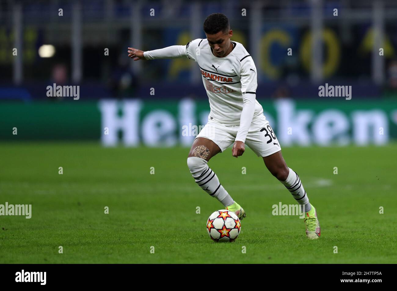 Milan, Italy. 24th Nov, 2021. Pedrinho  of FC Shakhtar Donetsk  controls the ball during the UEFA Champions League group D match between FC Internazionale and Shakhtar Donetsk . Credit: Marco Canoniero/Alamy Live News Stock Photo