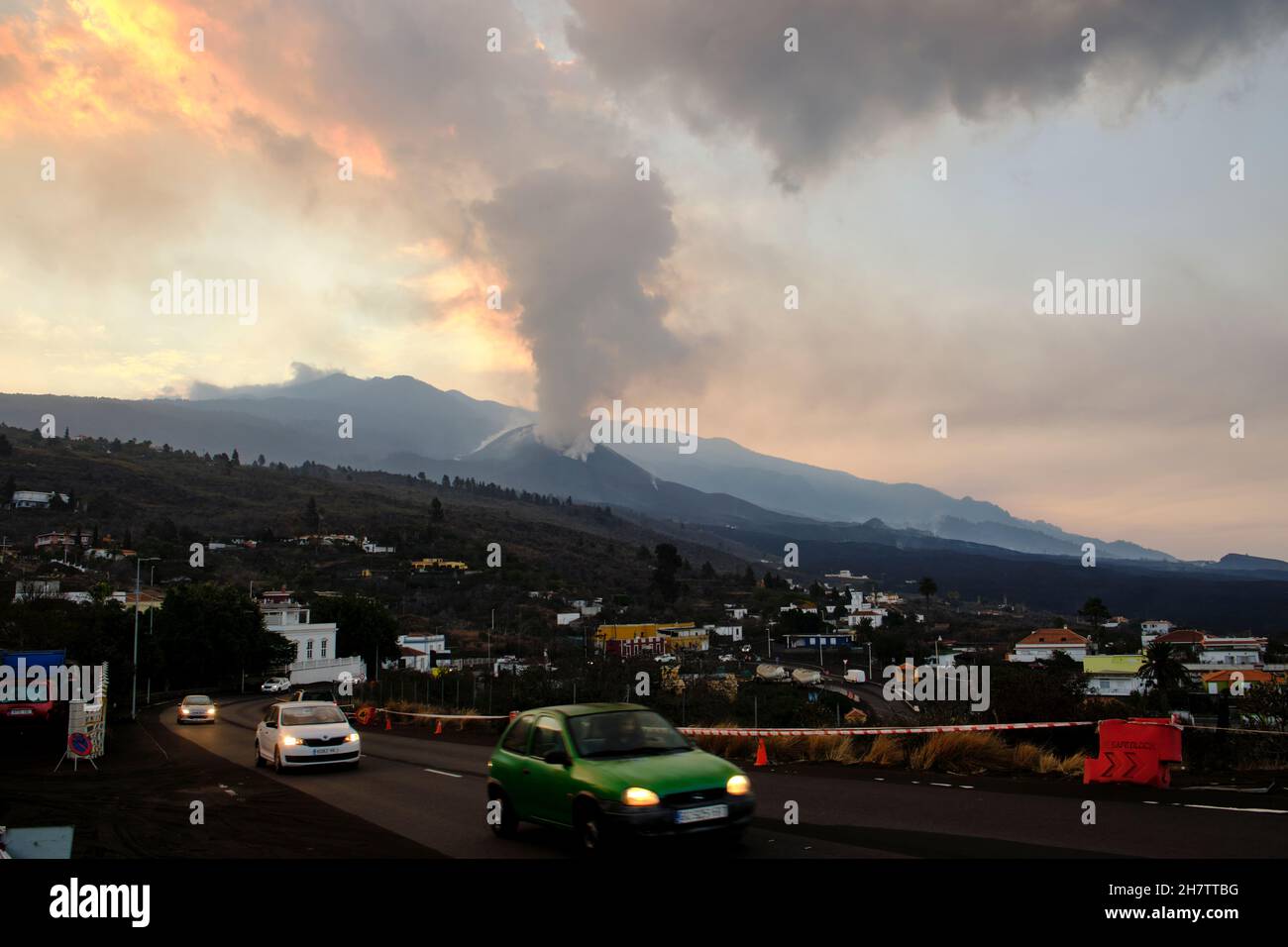 Sunrise in the town of El Paso, from where you can see the eruption of the Cumbre Vieja volcano. At times of greatest activity, the volcano emits tons Stock Photo