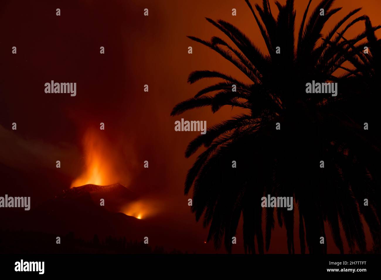 Night view of the active crater of the Cumbre Vieja volcano. At times of greatest activity it is possible to see how the volcano expels lava, ashes an Stock Photo
