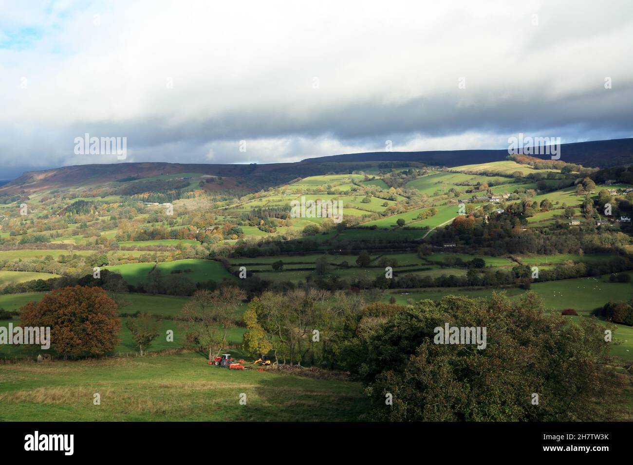 Hathersage farm farmland hill valley hi-res stock photography and ...