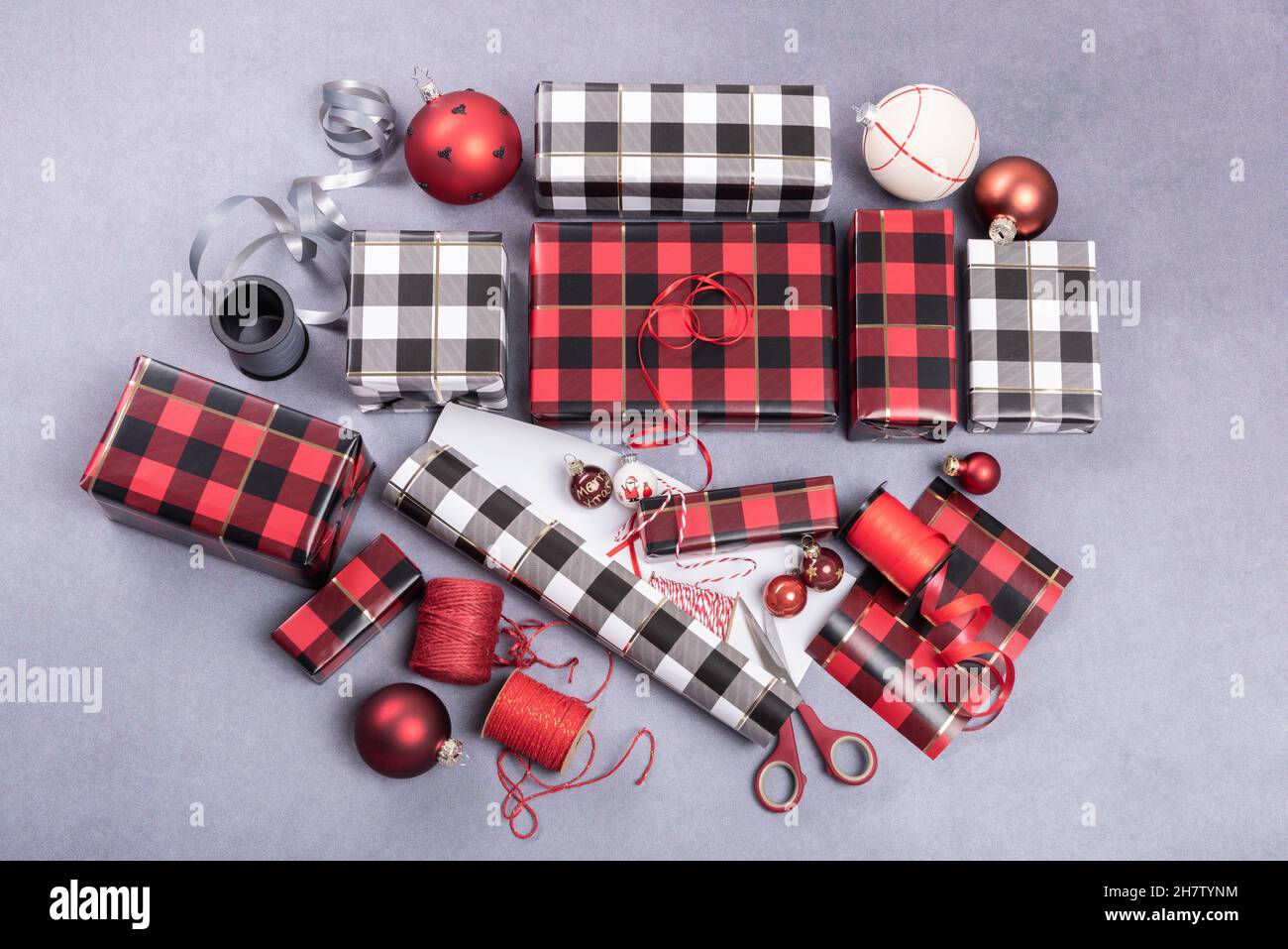 Verpackte Geschenke zu Weihnachten mit Packpapier im Karomuster Stock Photo
