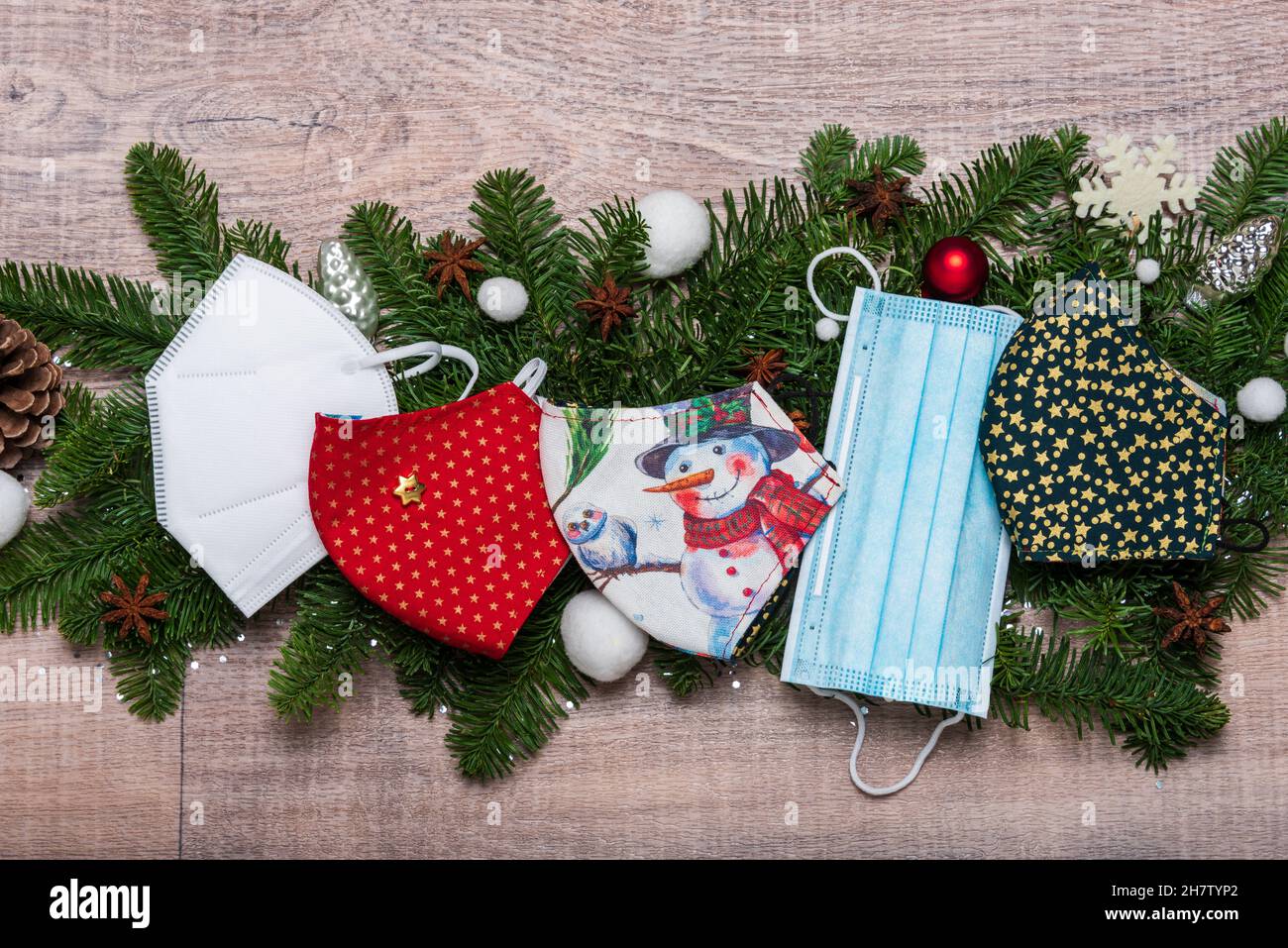 Weihnachtsdekoration mit grünen Tannenzweigen, und Corona Alltagsmasken Stock Photo