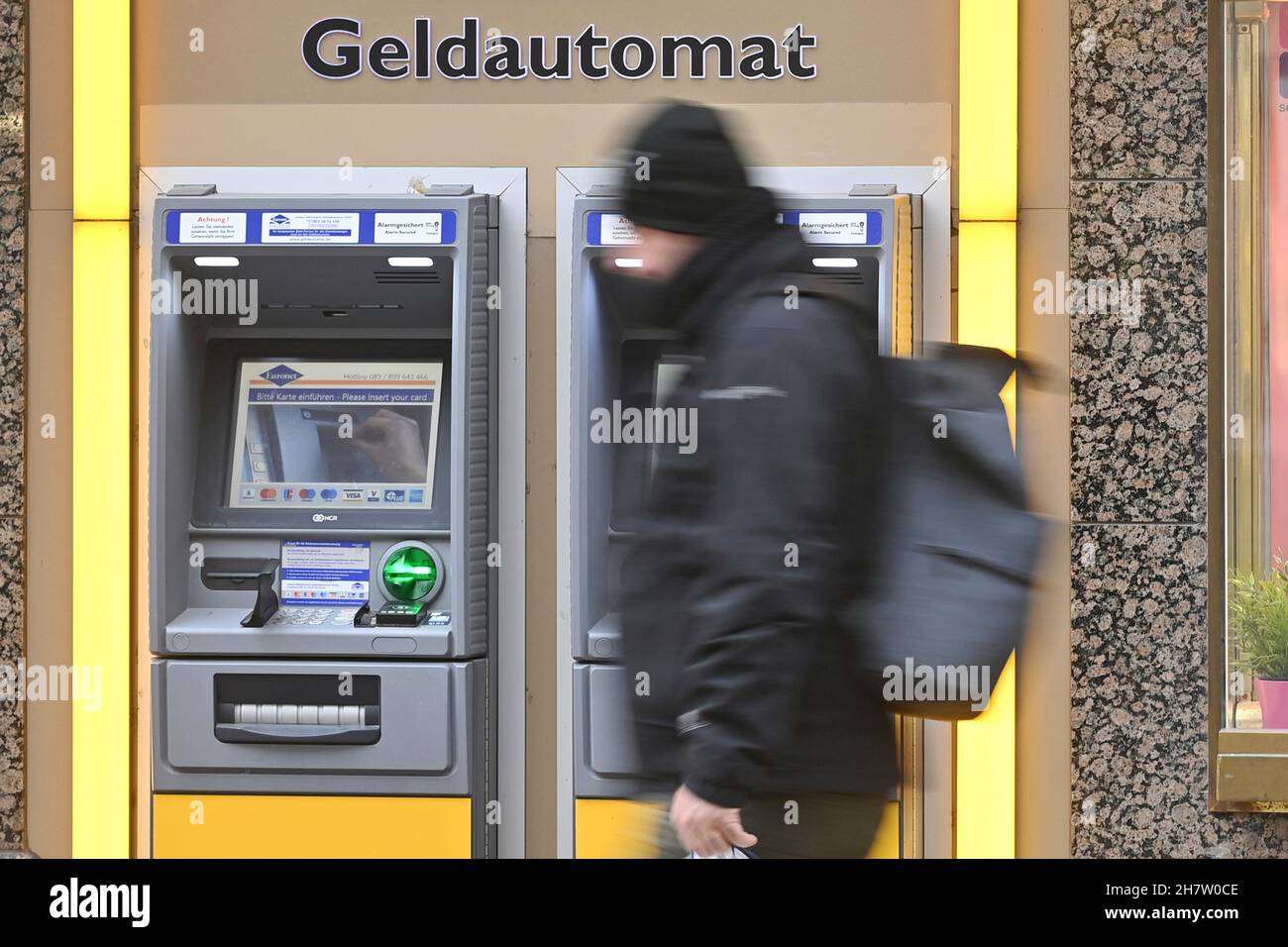 Munich, Deutschland. 24th Nov, 2021. ATM Deutsche Bank, withdraw cash, an ATM, cash dispenser (ATM), cash, ATM, ATM or Bancomat, cash, euro bills, card, credit card, EC card, Euronet ATM/dpa/Alamy Live News Stock Photo
