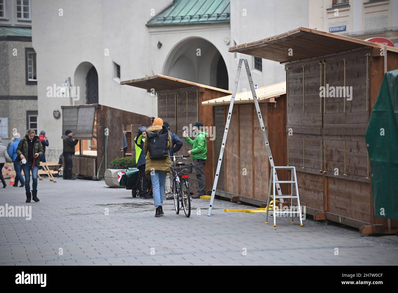 Munich, Deutschland. 24th Nov, 2021. Dismantling of the already set up stalls from the Munich Christkindlmarkt after cancellation in autumn 2021 in Kaufinger Strasse/Neuhauser Strasse in Munich on November 25th, 2021 due to the high incidence of the corona pandemic, Credit: dpa/Alamy Live News Stock Photo