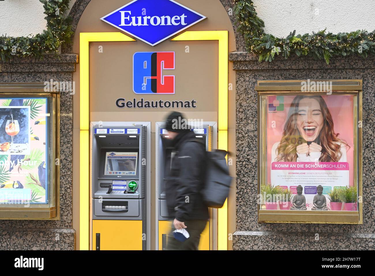 Munich, Deutschland. 24th Nov, 2021. ATM Deutsche Bank, withdraw cash, an ATM, cash dispenser (ATM), cash, ATM, ATM or Bancomat, cash, euro bills, card, credit card, EC card, Euronet ATM/dpa/Alamy Live News Stock Photo