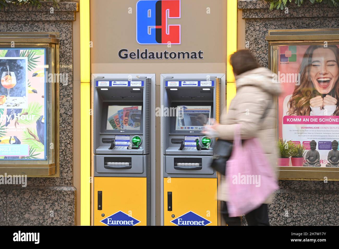 Munich, Deutschland. 24th Nov, 2021. ATM Deutsche Bank, withdraw cash, an ATM, cash dispenser (ATM), cash, ATM, ATM or Bancomat, cash, euro bills, card, credit card, EC card, Euronet ATM/dpa/Alamy Live News Stock Photo