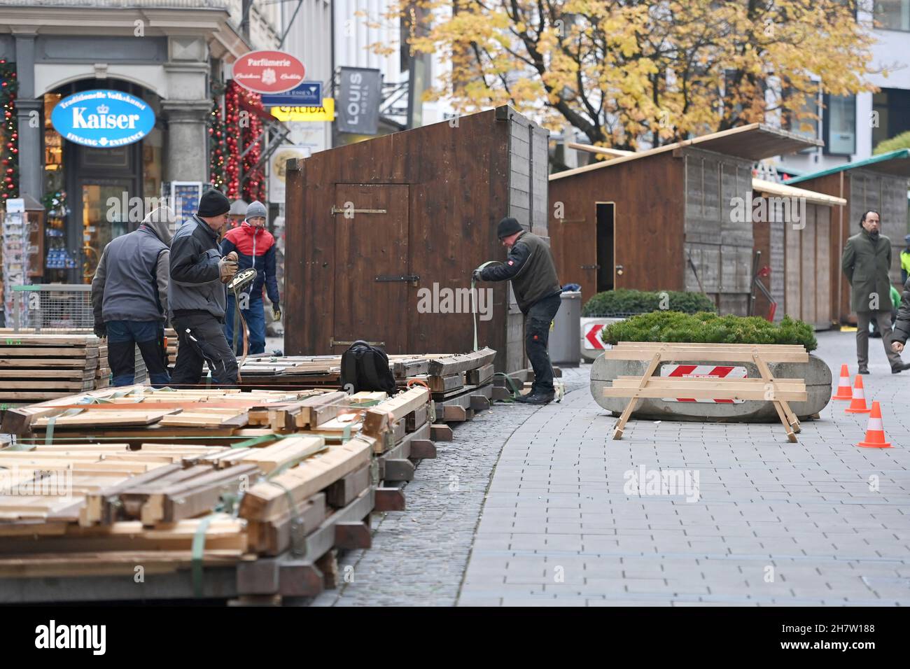 Munich, Deutschland. 24th Nov, 2021. Dismantling of the already set up stalls from the Munich Christkindlmarkt after cancellation in autumn 2021 in Kaufinger Strasse/Neuhauser Strasse in Munich on November 25th, 2021 due to the high incidence of the corona pandemic, Credit: dpa/Alamy Live News Stock Photo