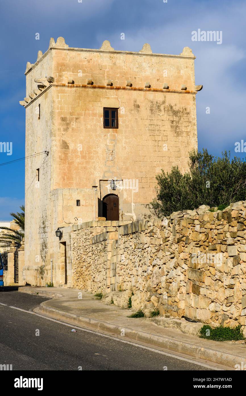 historischer Turm neben Kapelle von Heiliger Hl. Cecilia Cäcilia, tower next to St. Cecilia's Chapel, ix-Xewkija, Xemkija, Insel Gozo, Malta Stock Photo