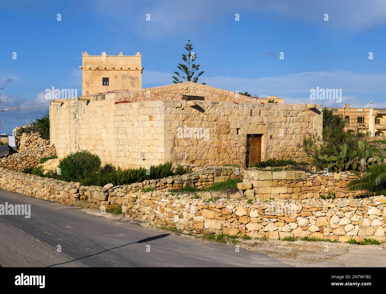historische Kapelle von Heiliger Hl. Cecilia Cäcilia, St. Cecilia's Chapel, im Hintergrund St. Cecilia Tower,  ix-Xewkija, Xemkija, Insel Gozo, Malta Stock Photo