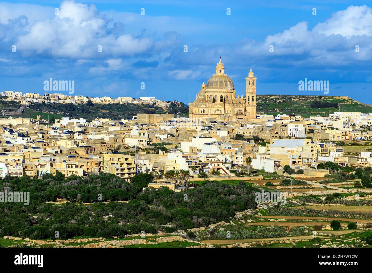 Blick auf Basilika St. Johannes der Täufer erhebt sich über Dächer Häuser von Xewkija, Xewkija, Insel Gozo, Malta, Europa Stock Photo