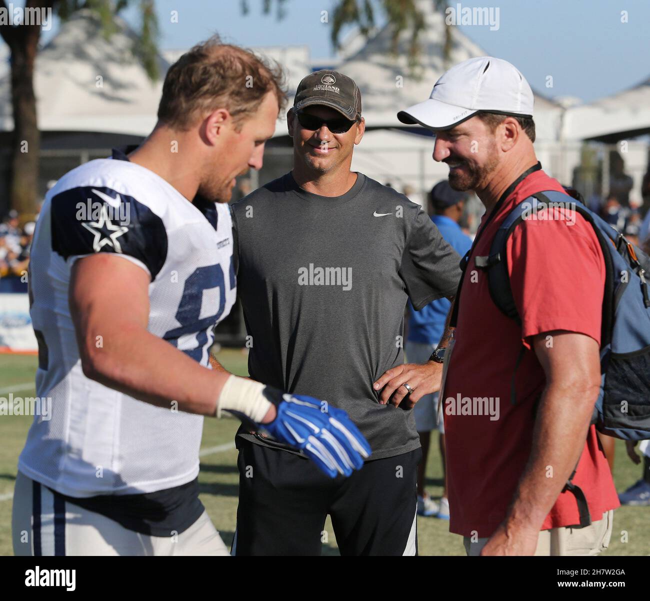 Oxnard, USA. 08th Aug, 2015. In August 2015, Dallas Cowboys tight end Jason Witten (82) talks with former Cowboys Jay Novacek, middle, and Babe Laufenberg, right, during training camp in Oxnard, California. (Photo by Paul Moseley/Fort Worth Star-Telegram/TNS/Sipa USA) Credit: Sipa USA/Alamy Live News Stock Photo