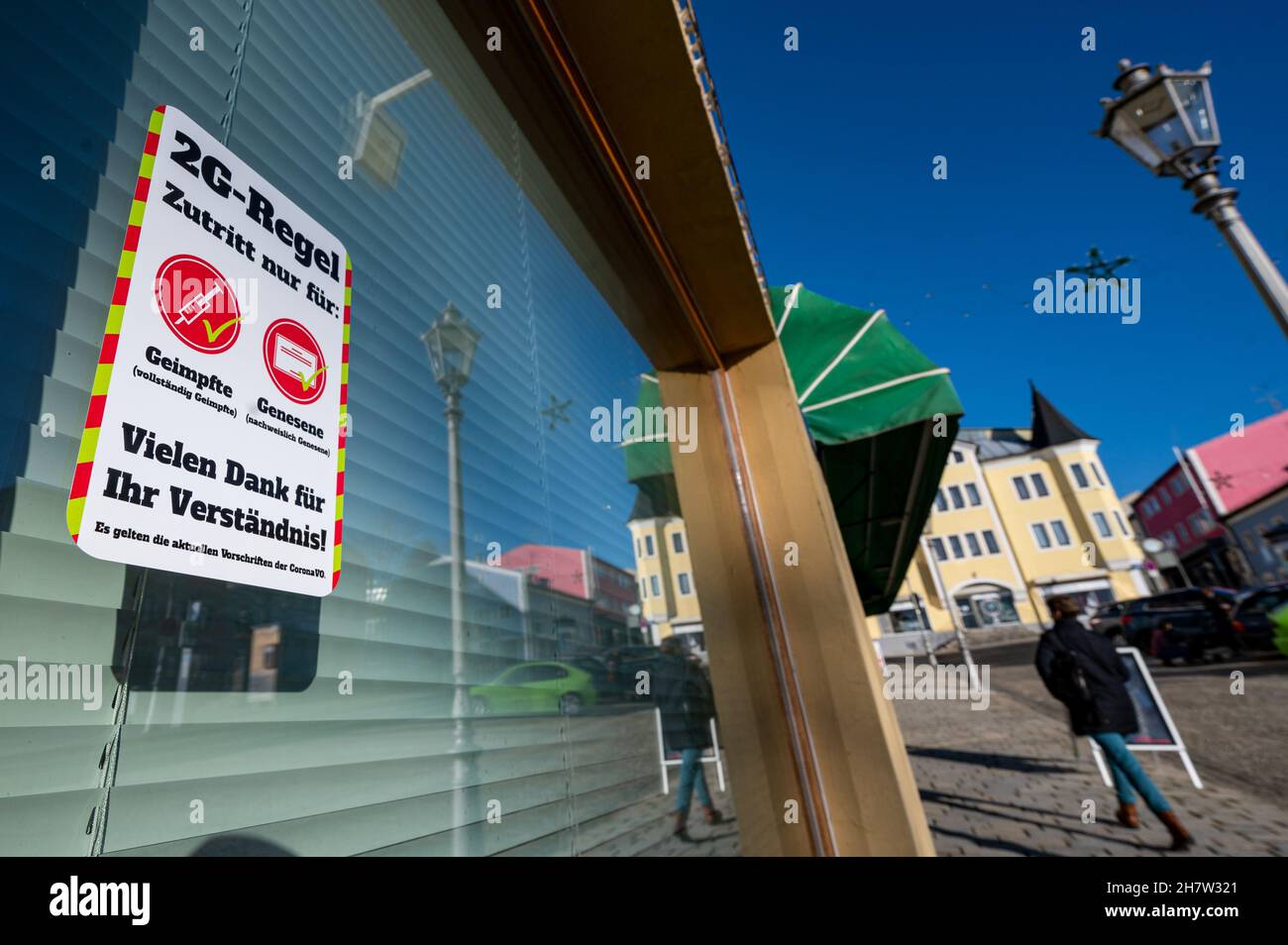 Grafenau, Germany. 25th Nov, 2021. '2G rule' is written on the window of a store. Freyung-Grafenau County reported the highest numbers on 11/25/2021 with a seven-day incidence of 1486.8. Credit: Armin Weigel/dpa/Alamy Live News Stock Photo