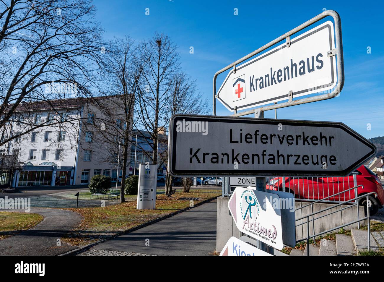 Grafenau, Germany. 25th Nov, 2021. 'Hospital' is written on a sign in front of the Klinikum Grafenau. The district of Freyung-Grafenau reported the highest numbers on 11/25/2021 with a seven-day incidence of 1486.8. Credit: Armin Weigel/dpa/Alamy Live News Stock Photo