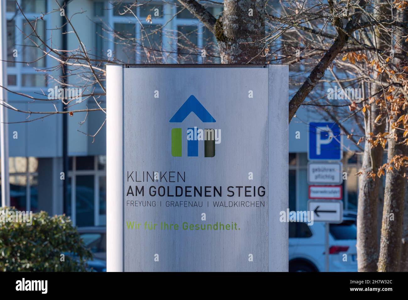 Grafenau, Germany. 25th Nov, 2021. 'Kliniken am Goldenen Steig' stands in front of the hospital Grafenau. The district of Freyung-Grafenau reported the highest figures on 25.11.2021 with a seven-day incidence of 1486.8. Credit: Armin Weigel/dpa/Alamy Live News Stock Photo
