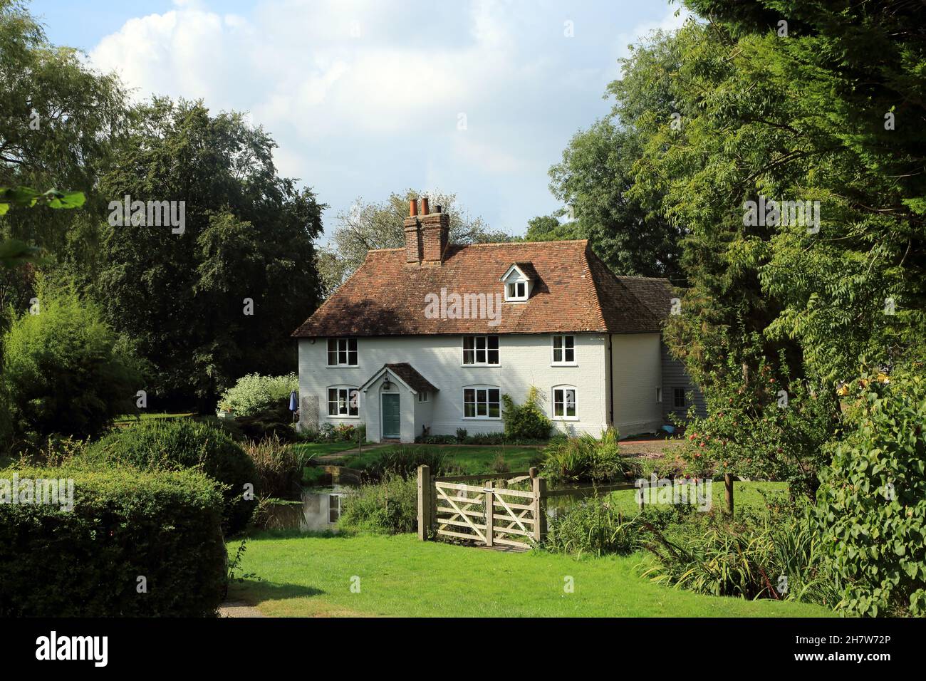 17th Century farmhouse with tile roof, Cage Farm with pond, Stowting Hill, Stowting in the Kent Downs AONB, Ashford, Kent, England, United Kingdom Stock Photo