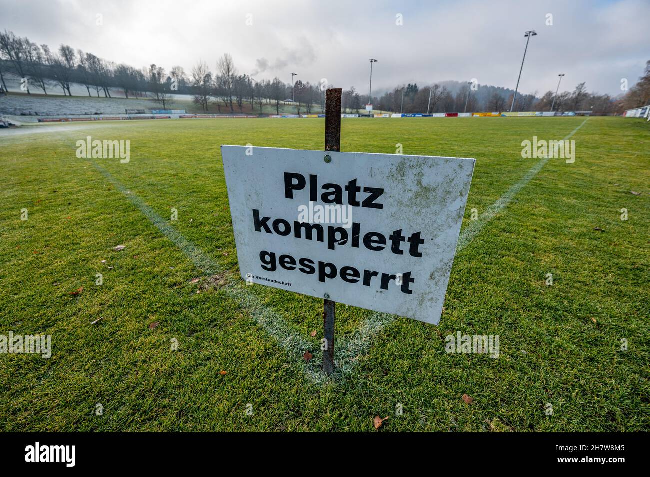 Grafenau, Germany. 25th Nov, 2021. A sign with the inscription 'Place completely closed' stands on a football field. The district of Freyung-Grafenau reported the highest numbers on 11/25/2021 with a seven-day incidence of 1486.8. Credit: Armin Weigel/dpa/Alamy Live News Stock Photo