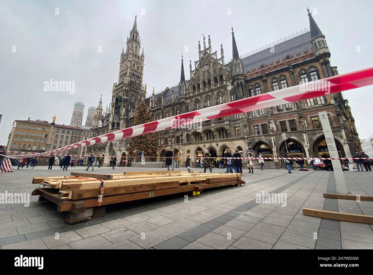 Munich, Deutschland. 24th Nov, 2021. Dismantling of the already set up stalls from the Munich Christkindlmarkt after cancellation in autumn 2021 on Marienplatz in Munich on November 25th, 2021 due to the high incidence of the corona pandemic, Credit: dpa/Alamy Live News Credit: dpa picture alliance/Alamy Live News Stock Photo