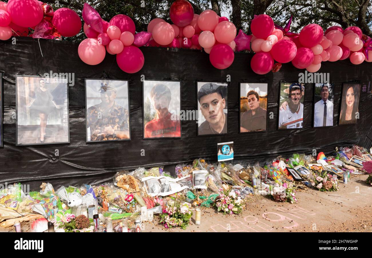 Houston, USA. 24th Nov, 2021. A memorial for the victims of Astroworld Festival is set up outside of NRG Park in Houston, Texas on November 24, 2021. Images of all ten victims line the fence. (Photo by Jennifer Lake/Sipa USA) Credit: Sipa USA/Alamy Live News Stock Photo