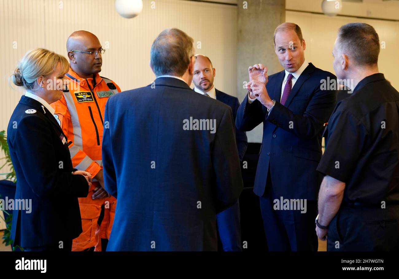 The Duke of Cambridge (second right) chats with Una Jennings from Cheshire Police (left), Dr John Chatterjee of the London Air Ambulance (2nd left), Roger Watson from East Midlands Ambulance Service (centre) and Martin Blunden from the Scottish Fire and Rescue Service (right) during The Royal Foundation's Emergency Services Mental Health Symposium in London during the Royal Foundation's Emergency Services Mental Health Symposium in London. Picture date: Thursday November 25, 2021. Stock Photo