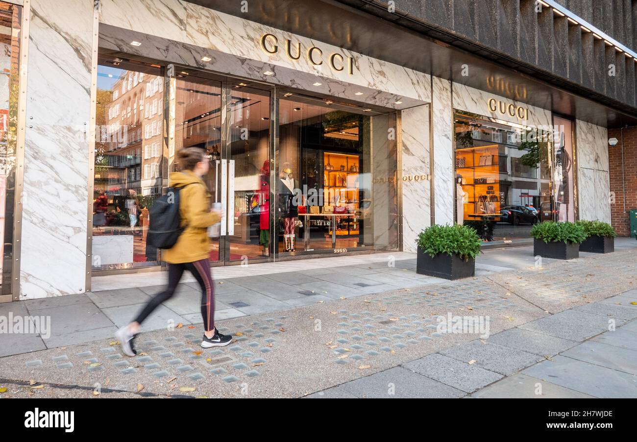 Gucci fashion store, Knightsbridge, London. A shopper walking by the  exclusive designer fashion store in London's affluent Kensington district  Stock Photo - Alamy