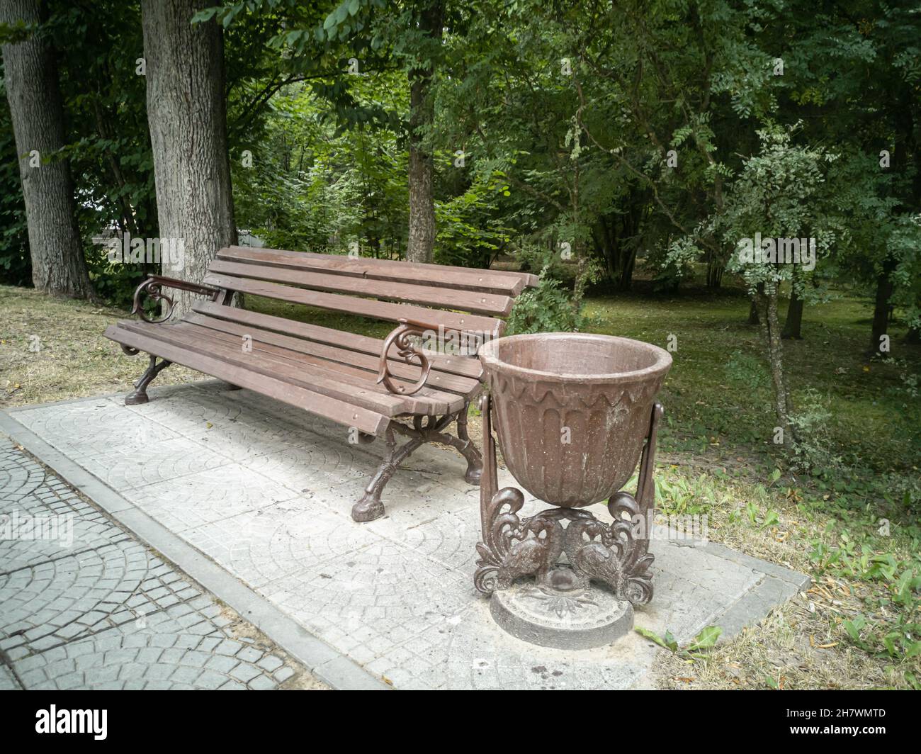 Vintage park bench hi res stock photography and images Alamy