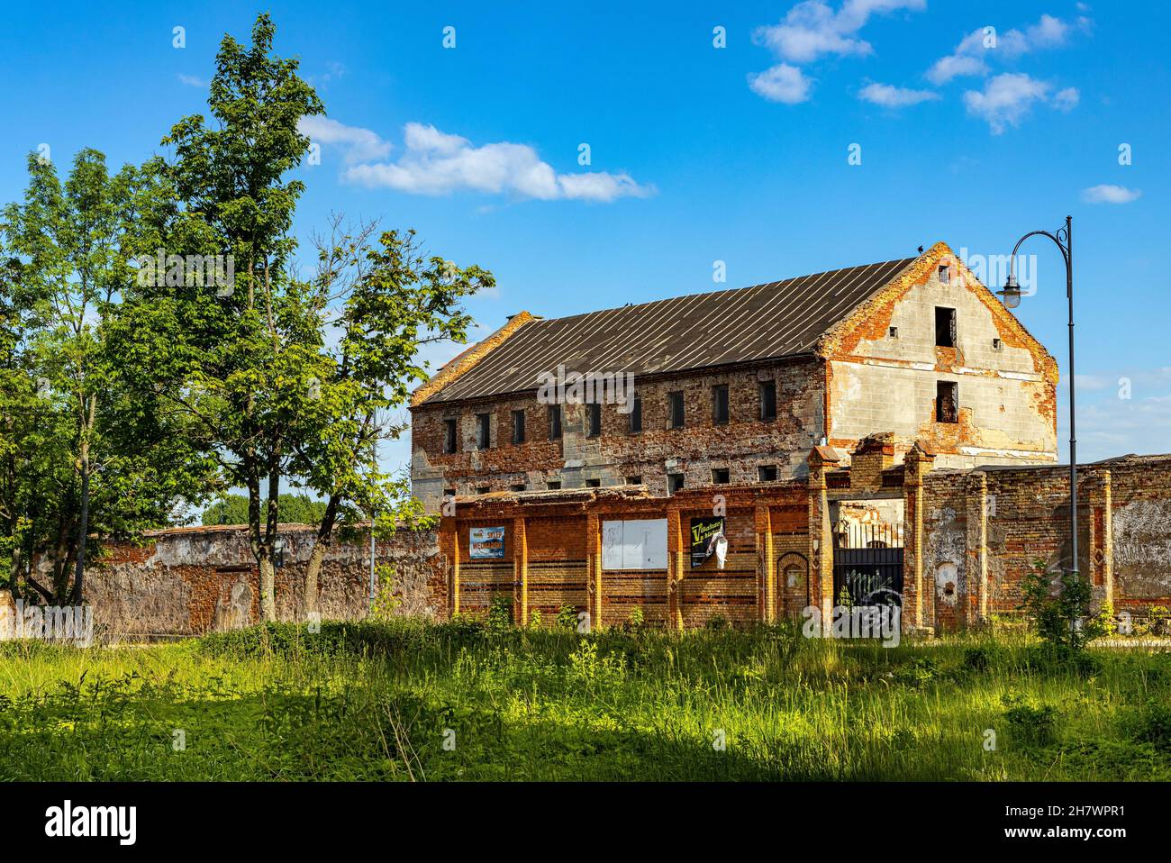 elk poland june 2 2021 ruins of historic elk castle of teutonic order zamek w elku at zamkowa street on shore of jezioro elckie lake 2H7WPR1