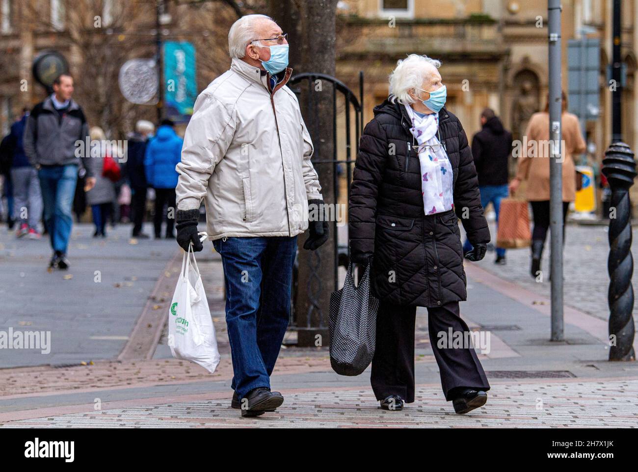 Elderly couple without face masks hi-res stock photography and images ...