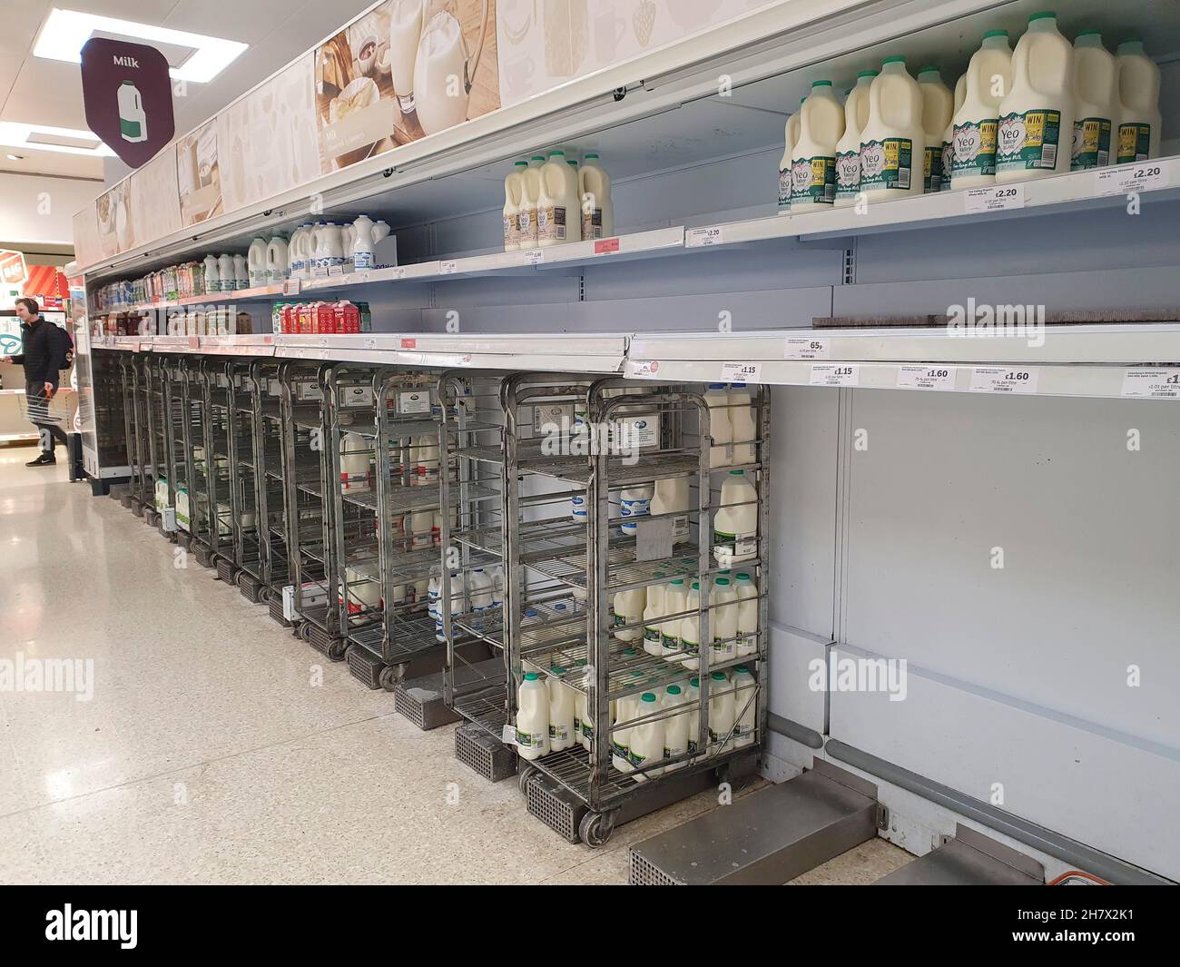 London, UK, 25 November 2021: at the Clapham High street branch of Sainsbury's supermarket empty racks show the ongoing problems in supply chain distribution and deliveries. Anna Watson/Alamy Live News Stock Photo