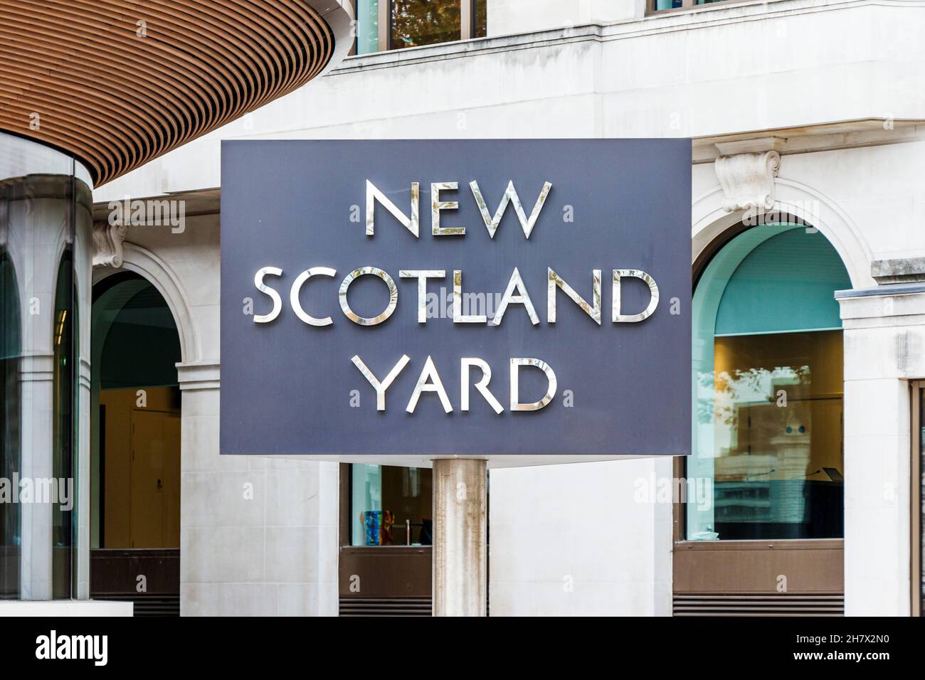 The iconic rotating sign outside New Scotland Yard, the headquarters of the Metropolitan Police, Victoria Embankment, London, UK Stock Photo