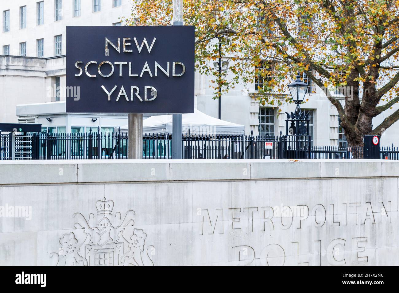 The iconic rotating sign outside New Scotland Yard, the headquarters of the Metropolitan Police, Victoria Embankment, London, UK Stock Photo