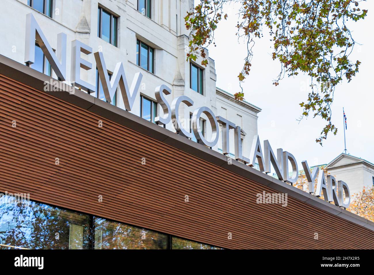 The facade of New Scotland Yard, headquarters of the Metropolitan Police, Victoria Embankment, London, UK Stock Photo