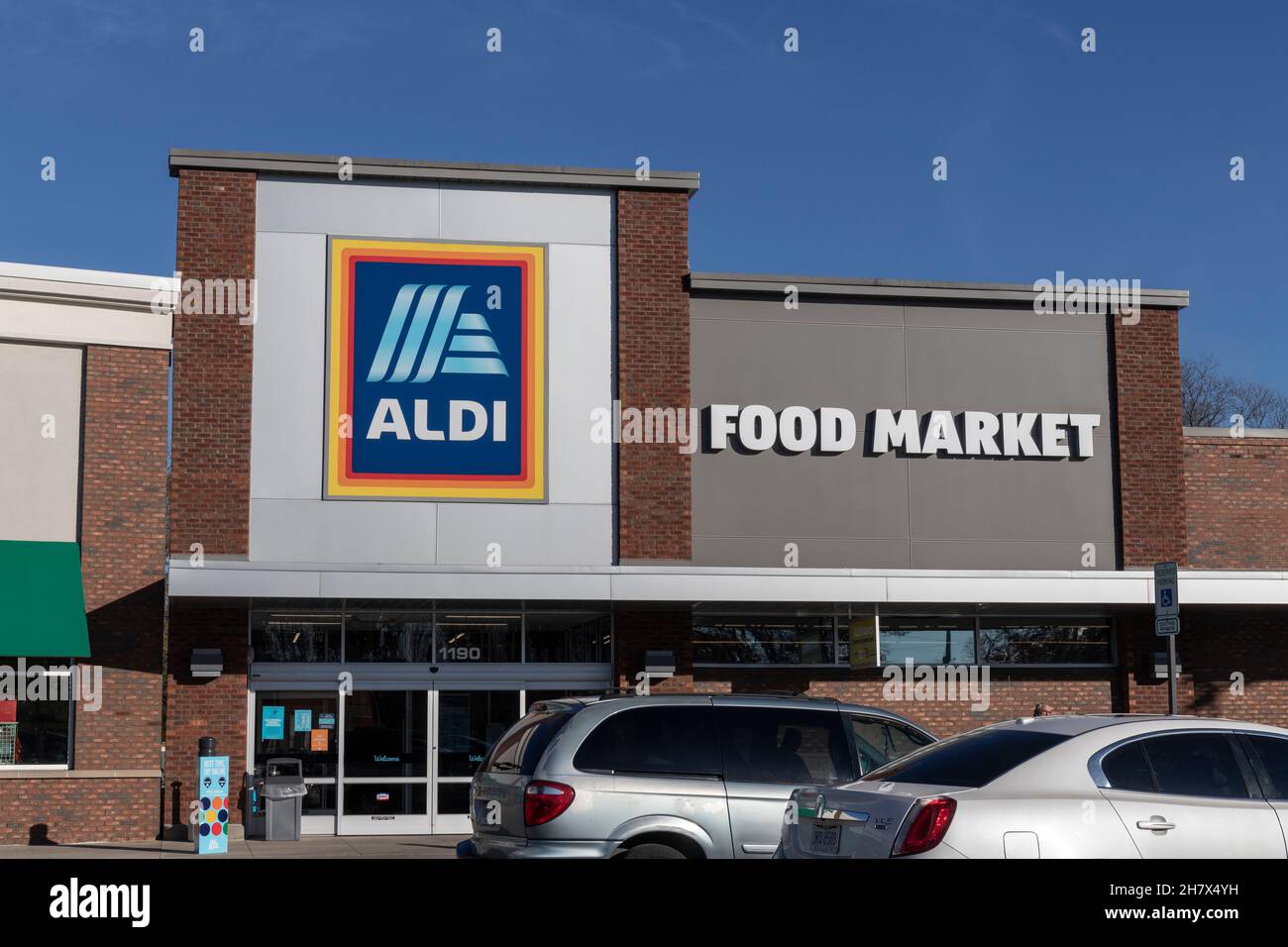 Englewood - Circa November 2021: Aldi Discount Supermarket. Aldi sells a range of grocery items, including produce, meat and dairy at discount prices. Stock Photo