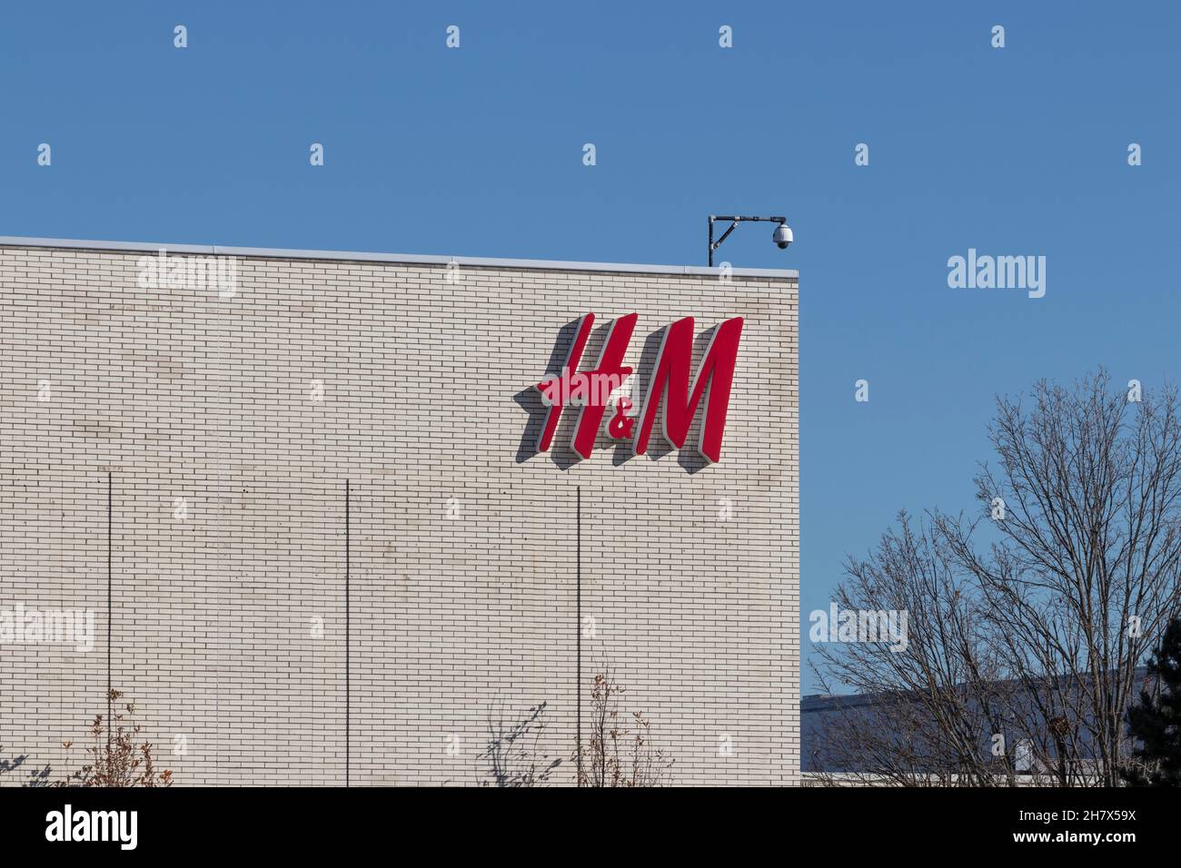 Dayton - Circa November 2021: H&M Retail Mall Location. H&M is an international clothing company. Stock Photo